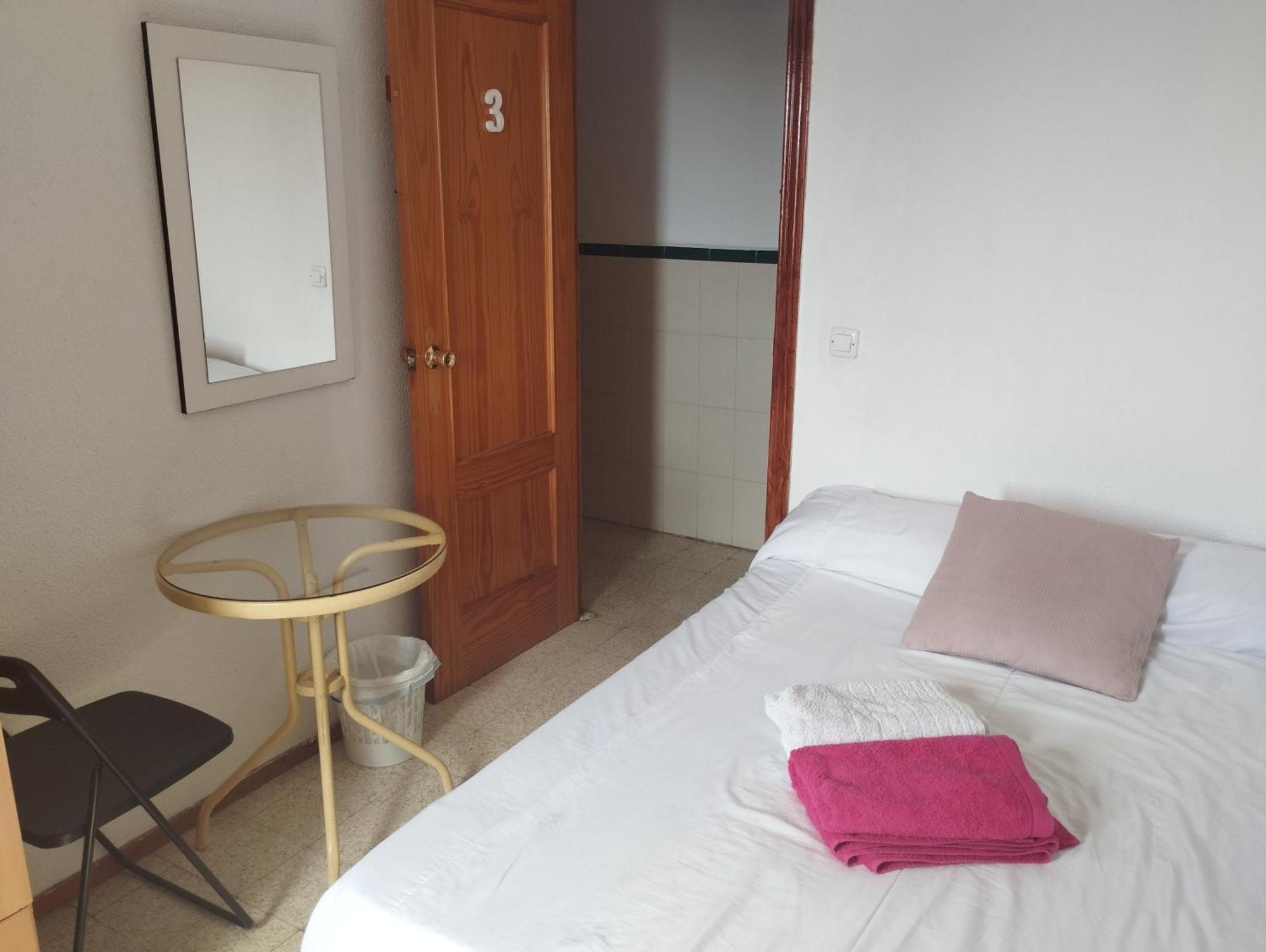 Habitaciones Privadas Con Cama Doble En Sevilla Luaran gambar